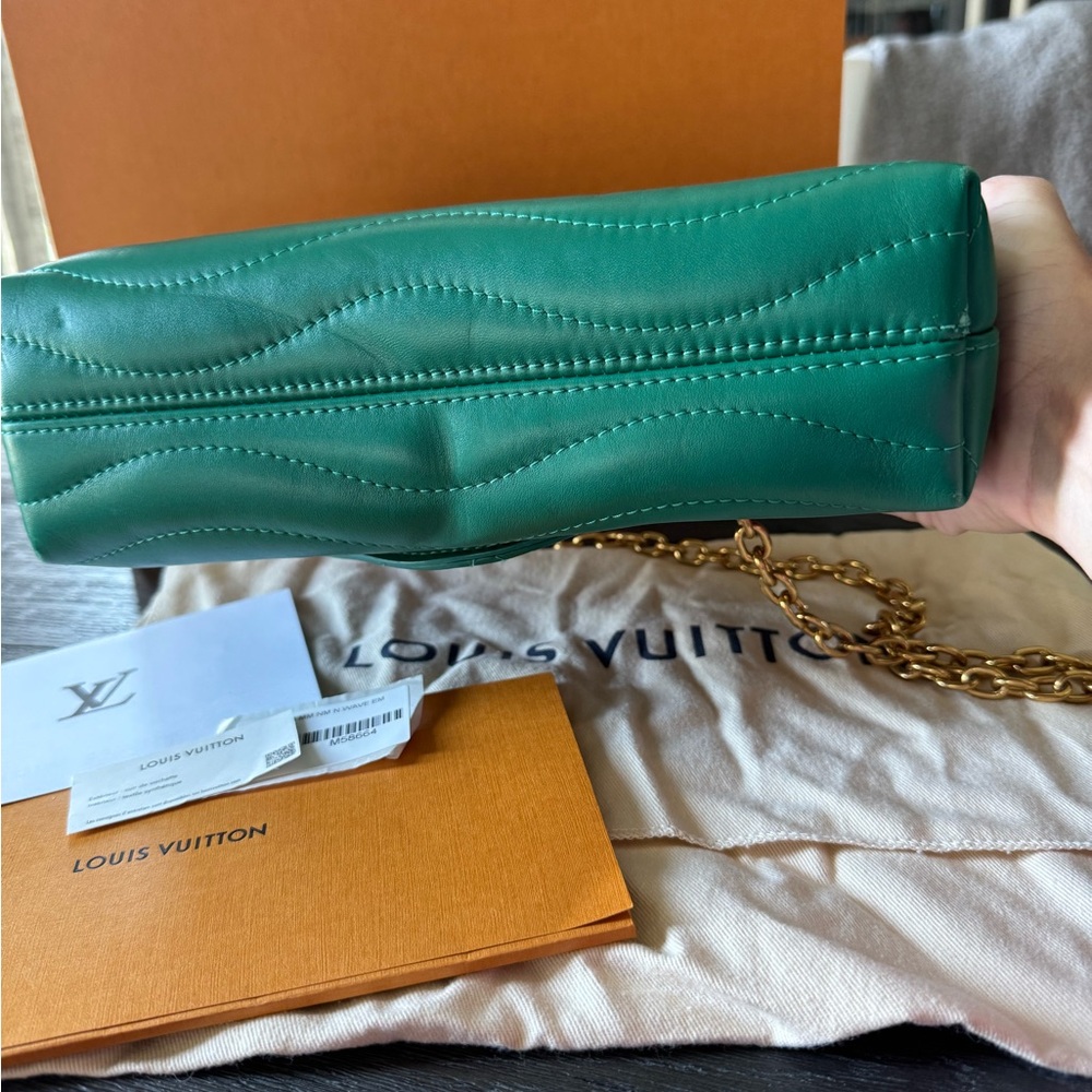 Louis Vuitton Green Calfskin New Wave Chain Bag MM in NM Emerald - Picture 9 of 10